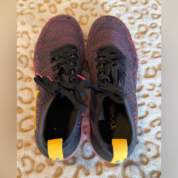 Nike Flyknit Air Vapormax Women's 
Size: 8.5 - Picture 2 of 10